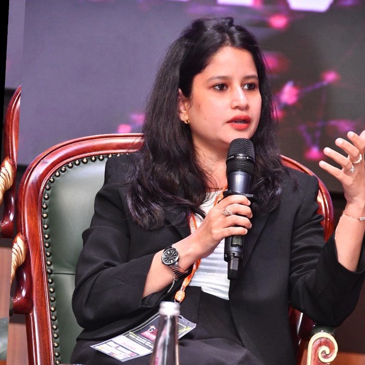 Mridu Andotra speaking on stage